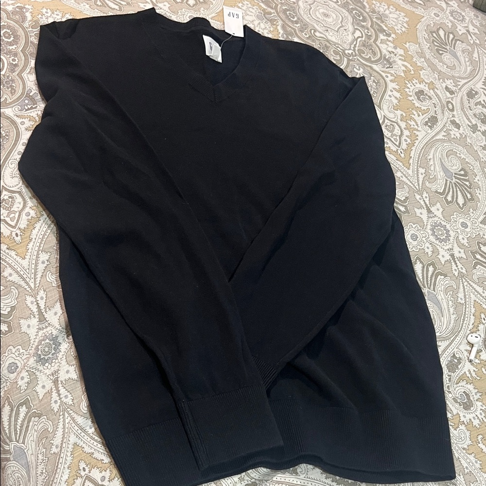 NWT GAP Classic V-Neck Men's Sweater in black size S.